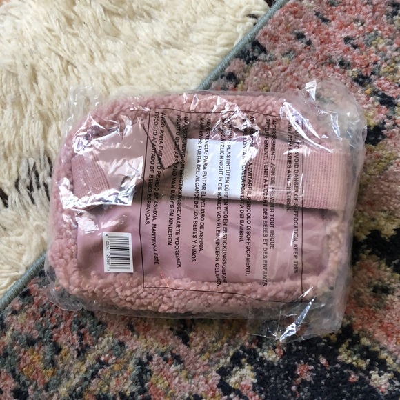Sherpa Belt Bag Mauve Pink Neutral Zipper Athletic Lulu Everywhere Fleece Fuzzy - Picture 3 of 3